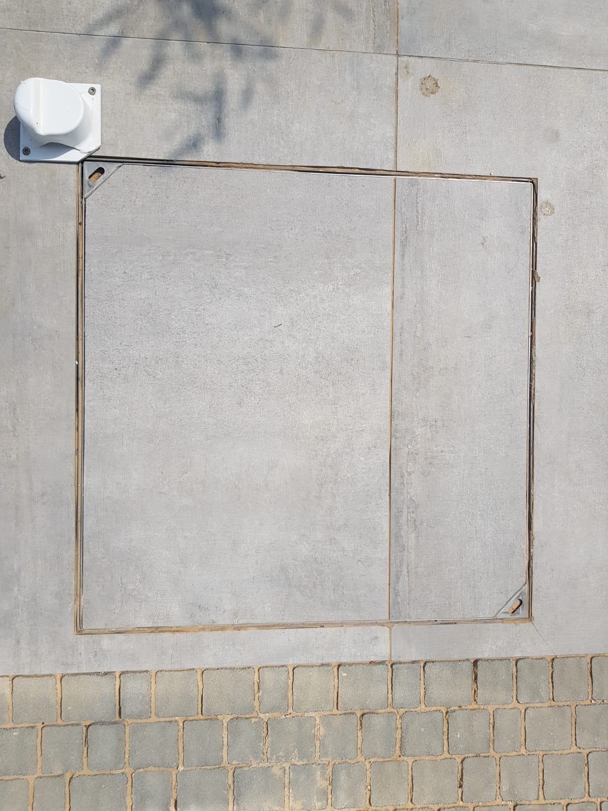 מכסה מגשים לחיפוי שוחת ביוב