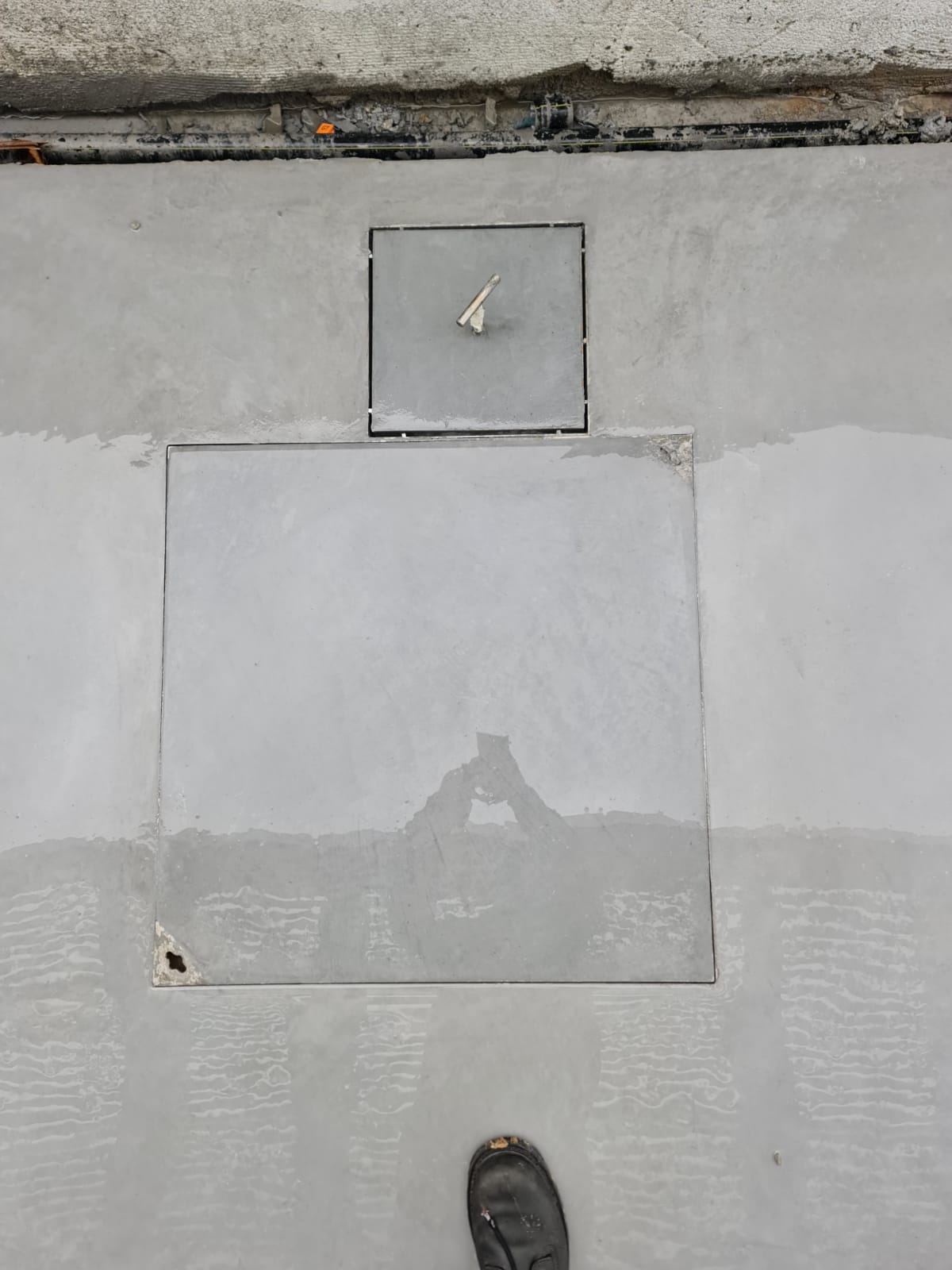 מכסה מגשים לחיפוי שוחת ביוב