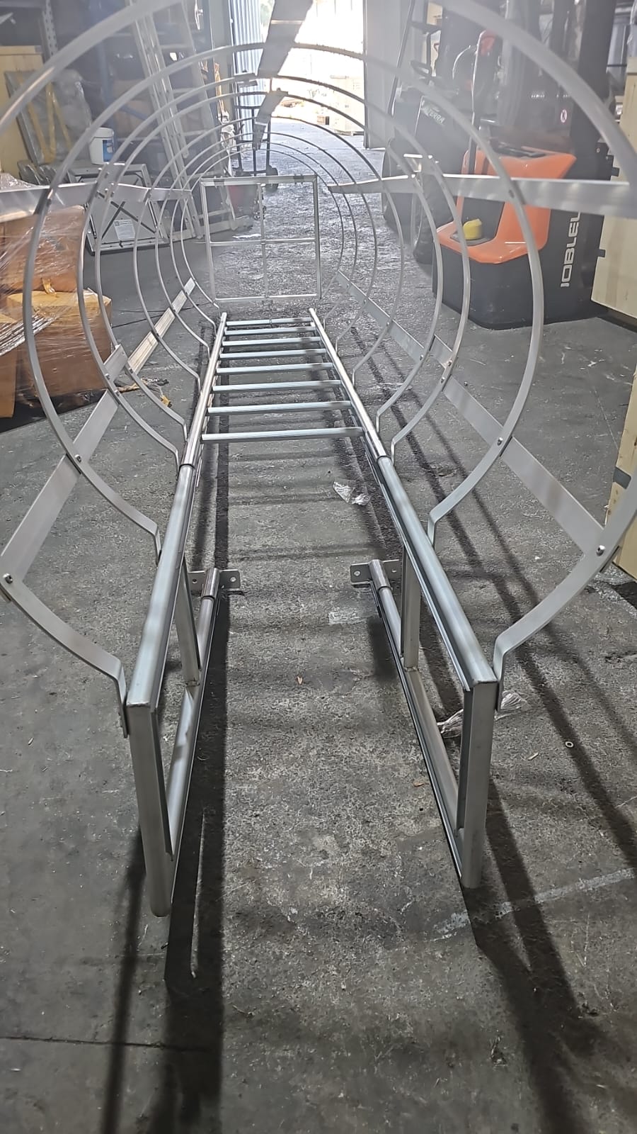 סולם אלומיניום עלייה לגג, עד גובה 450 ס"מ, עם הגנה מגובה 200 ס"מ – תמונה 3