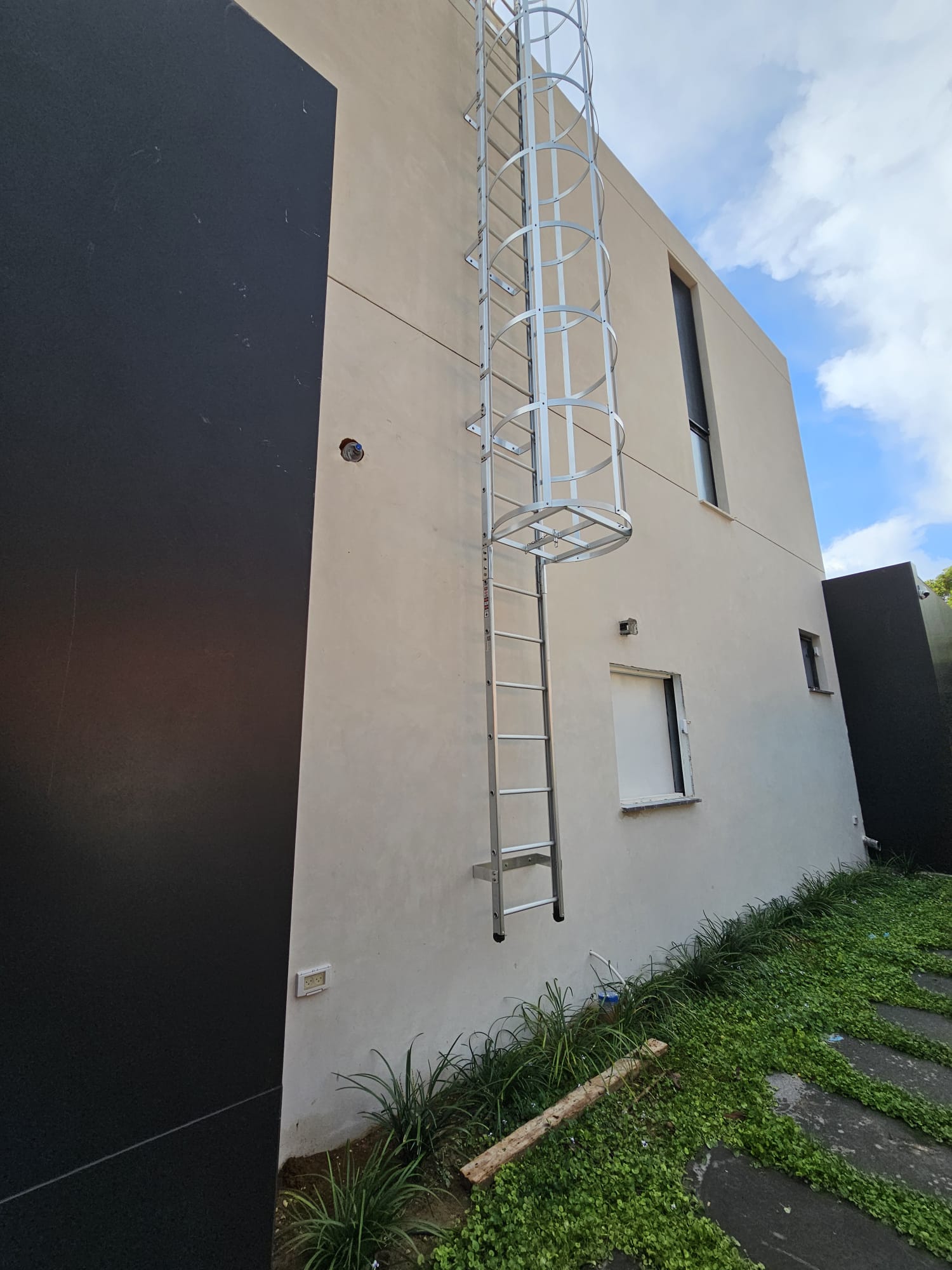 סולם אלומיניום עלייה לגג, עד גובה 450 ס"מ, עם הגנה מגובה 200 ס"מ – תמונה 7