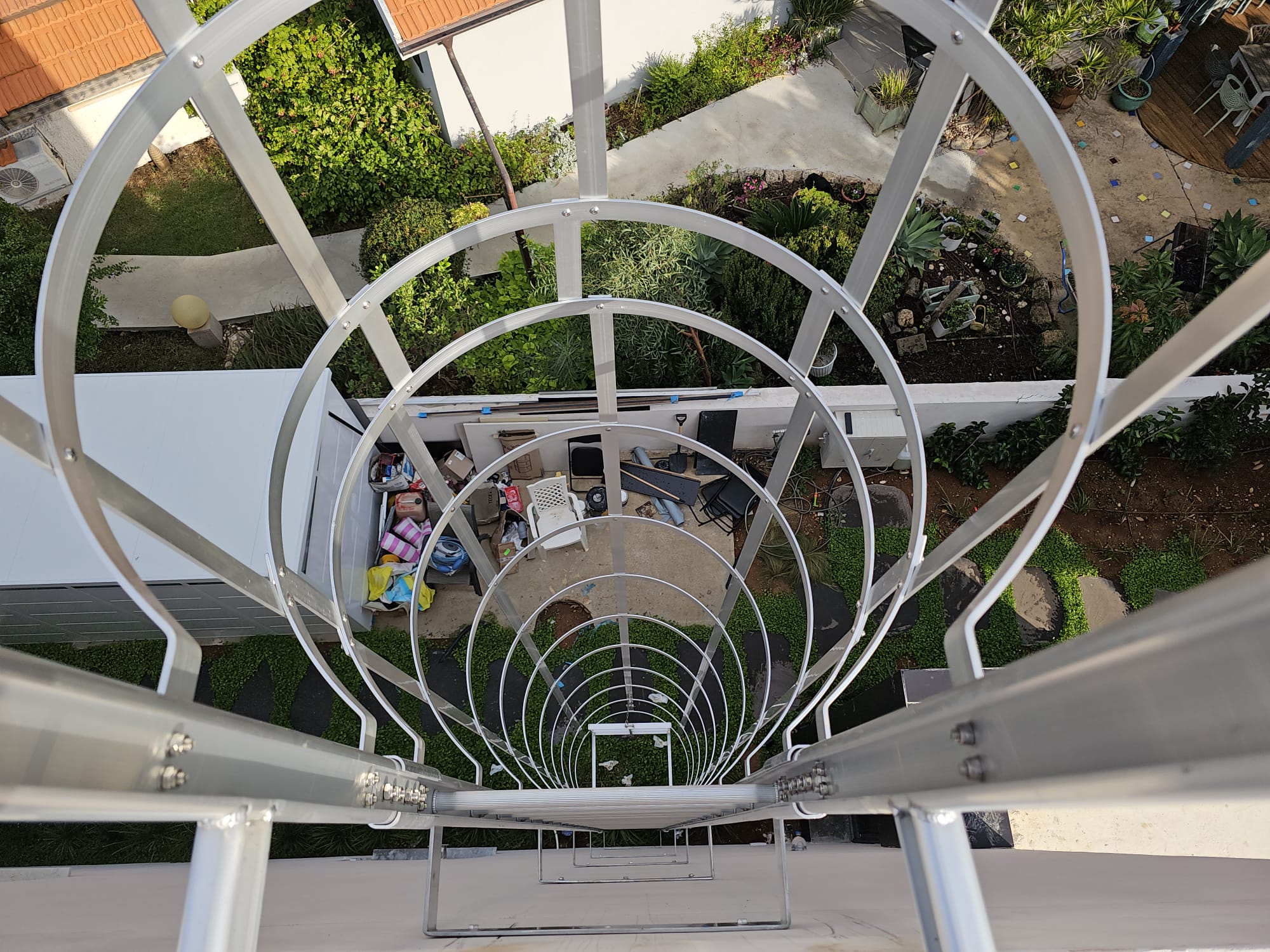 סולם אלומיניום עלייה לגג, עד גובה 450 ס"מ, עם הגנה מגובה 200 ס"מ – תמונה 9