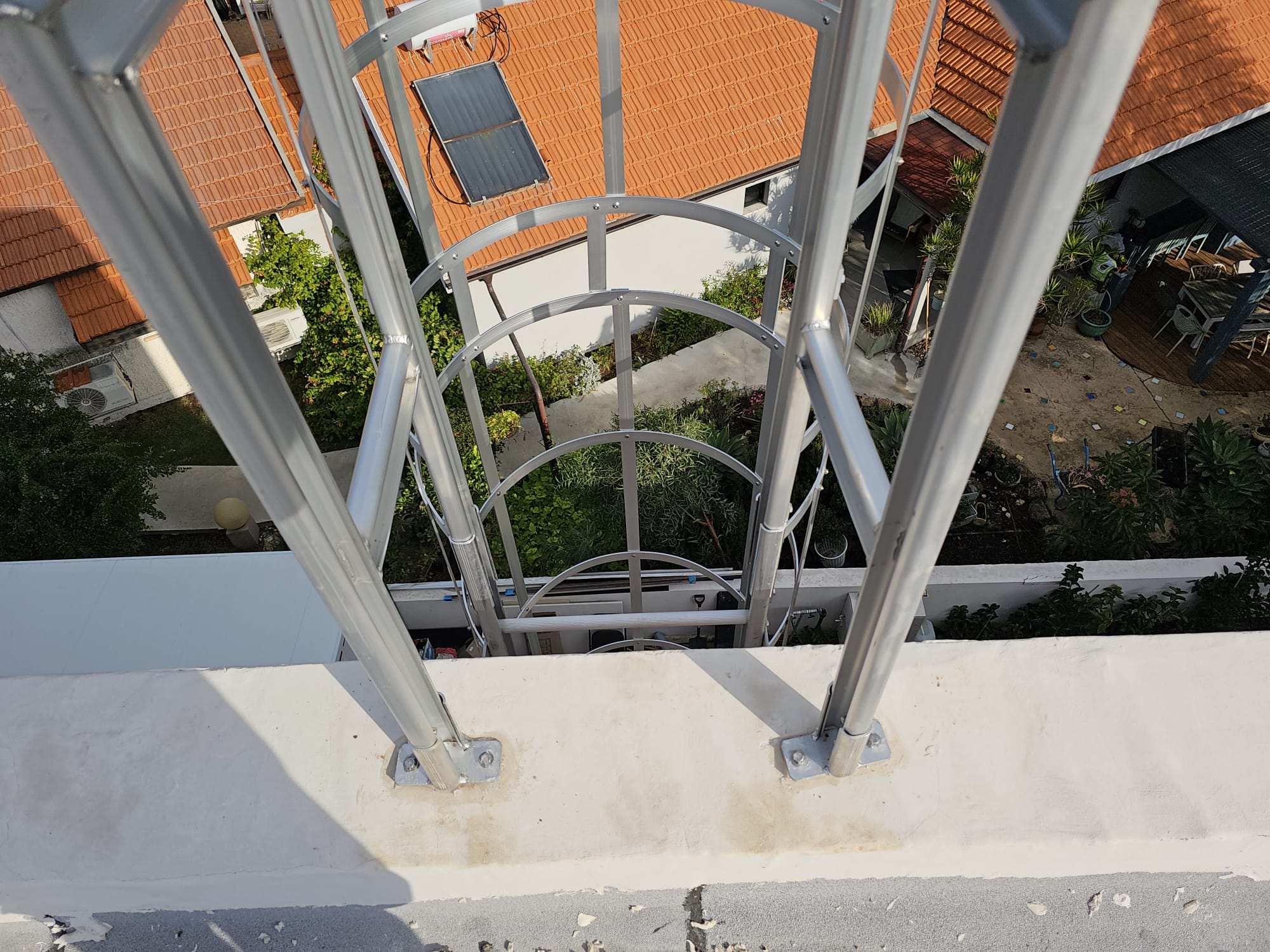 סולם אלומיניום עלייה לגג, עד גובה 450 ס"מ, עם הגנה מגובה 200 ס"מ – תמונה 10