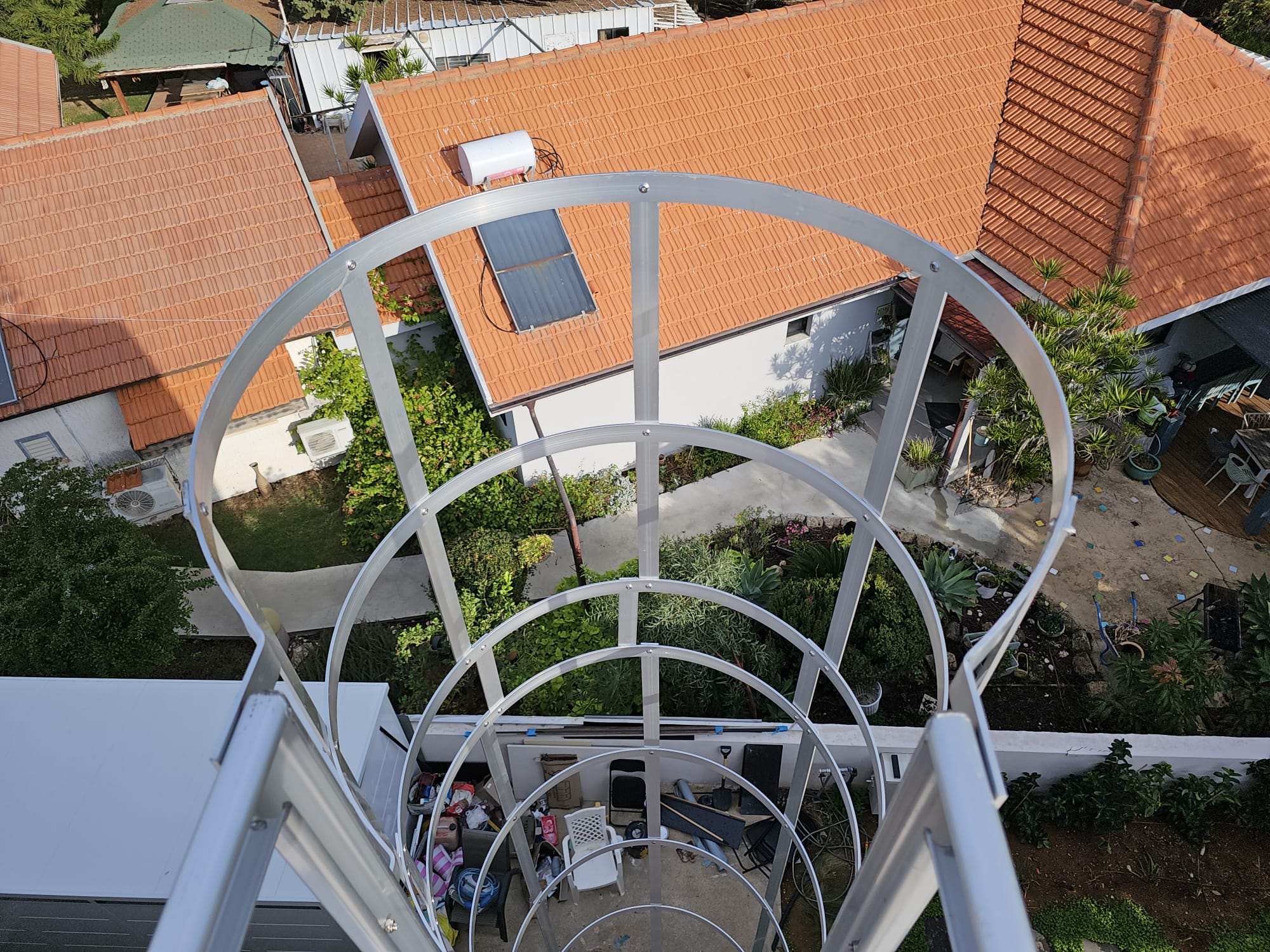 סולם אלומיניום עלייה לגג, עד גובה 450 ס"מ, עם הגנה מגובה 200 ס"מ – תמונה 11