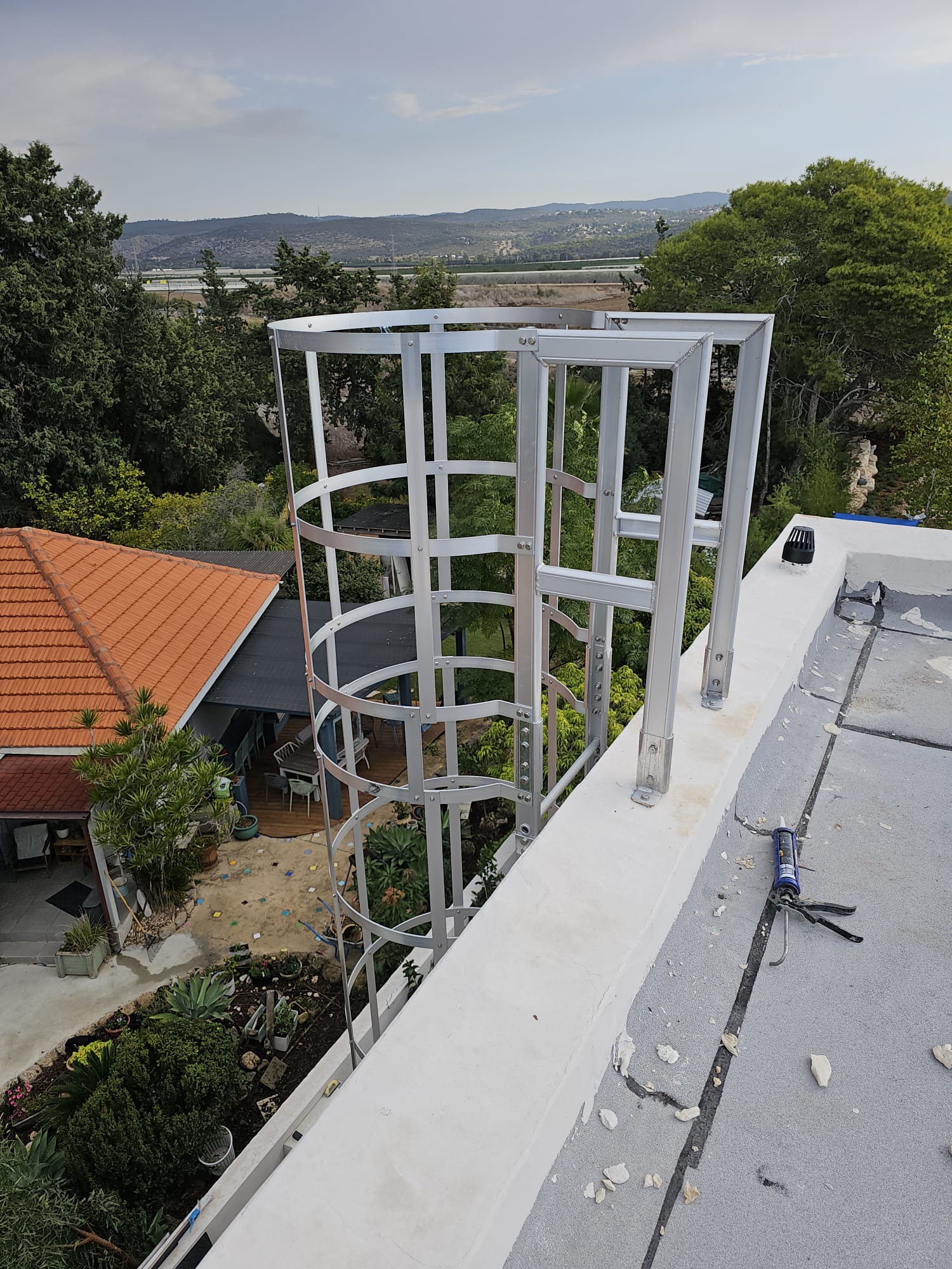 סולם אלומיניום עלייה לגג, עד גובה 450 ס"מ, עם הגנה מגובה 200 ס"מ – תמונה 12