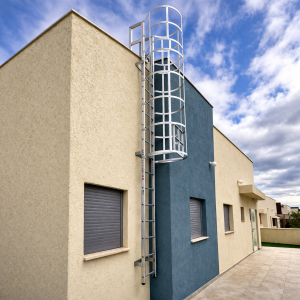 סולם לעליית גג מאלומיניום עם כלוב הגנה של המותג דלוקשרי