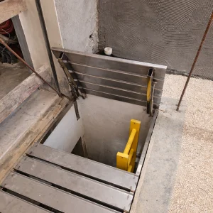 דלת מילוט למערכת קירוי חצר אנגלית מנירוסטה