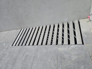 חצר אנגלית מרוצפת בקיסריה