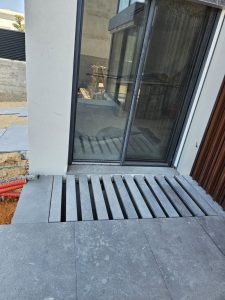 חצר אנגלית מרוצפת בקיסריה