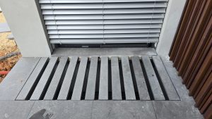 חצר אנגלית מרוצפת בקיסריה