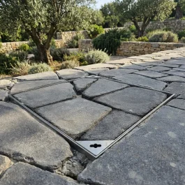 מכסה ביוב מרובע לריצוף מנירוסטה 60*60 – מוחוזק לחניה