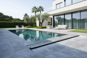 Read more about the article מערכת לחיפוי תא גלילה מנירוסטה המספקת גמר יוקרתי לבריכה