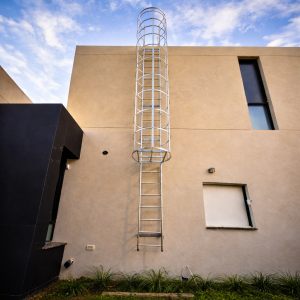 סולם עליה לגג בטיחותי מאלומיניות