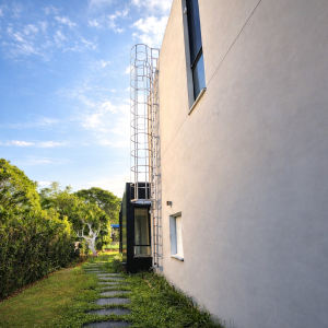 סולם עליה לגג עם כלוב בטיחות מאלומיניום - דלוקשרי