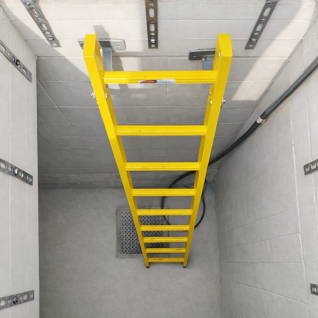 סולם פיברגלס תיקני לחדר מכונות בריכה - דלוקשרי